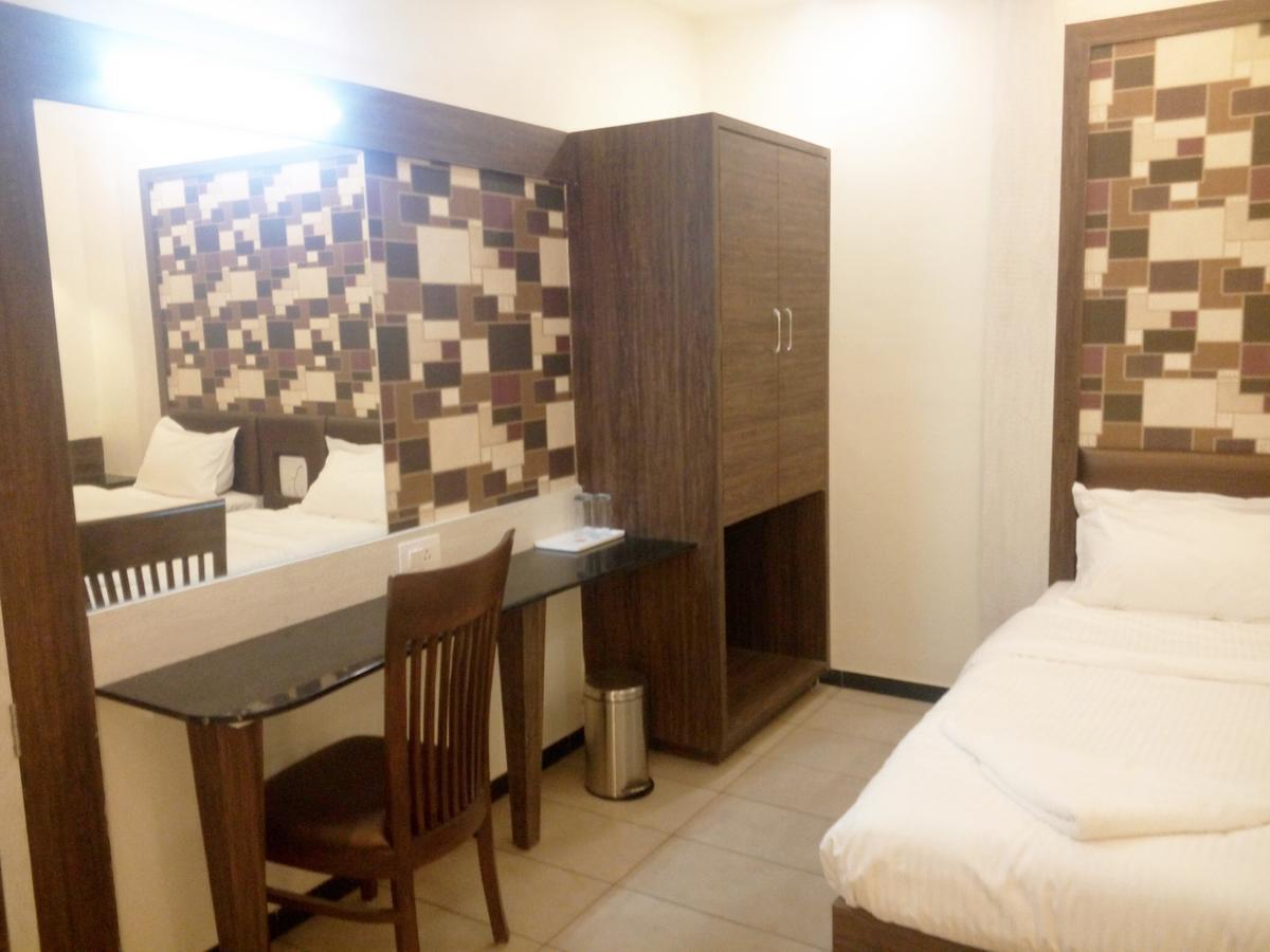 Hotel Pushpak Park Osmanabad Экстерьер фото